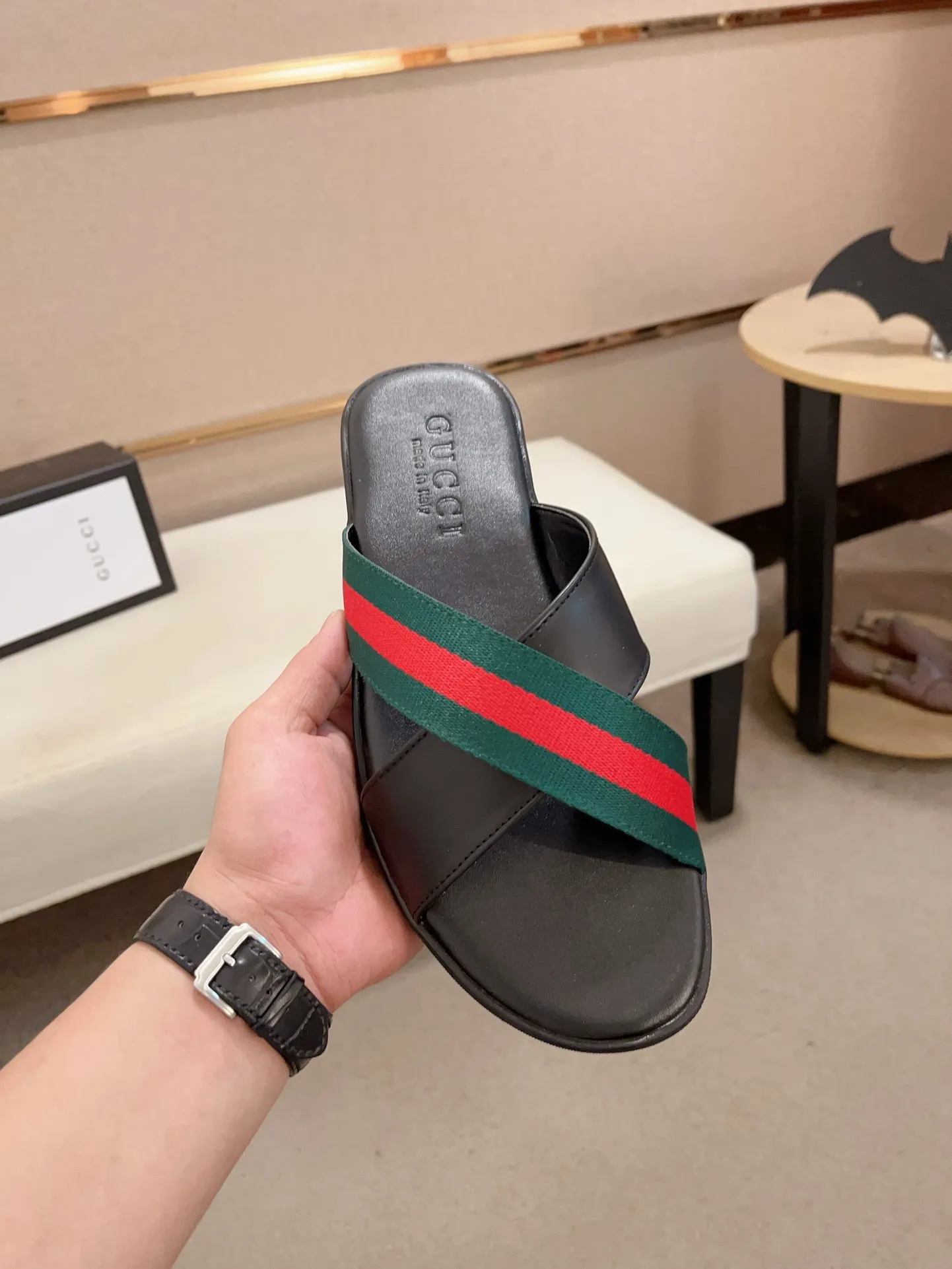 Men's shoes 💰: 240💰 [gucci Gucci slippers] High-end men's shoes brand official website 1:1 latest masterpiece: original mold customization, the fabric is made of imported original materials, upgraded outsole, lighter and non-slip. The market's top quality, simple yet tasteful, a must-have for fashionistas, fashionable at your feet, full of confidence, the same style at the counter 👍The season of summer slippers is here. Code: 38-45
